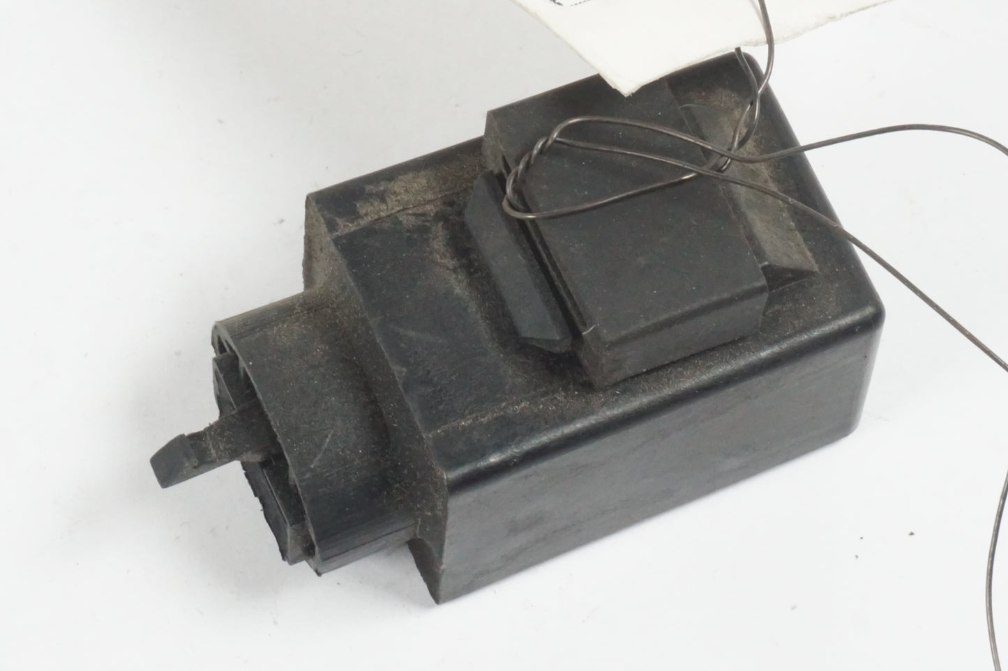 Baksidan på Blinkersrelä från en Honda CBR 1100 XX -1998 motorcykel.