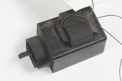 Baksidan på Blinkersrelä från en Honda CBR 1100 XX -1998 motorcykel.