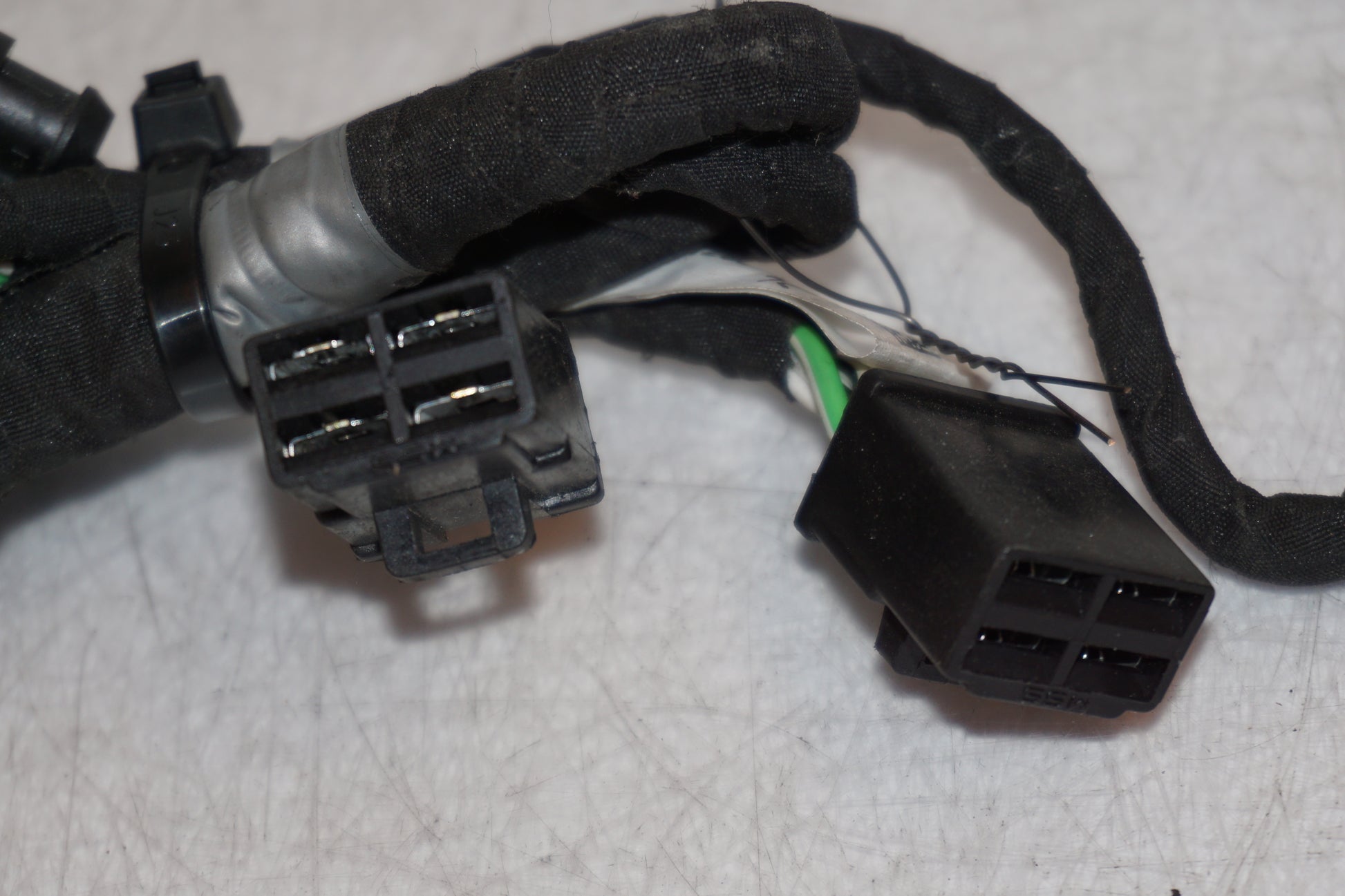 Snett nerifrån på Kablage från en Aprilia Tuono V4R -2018 motorcykel.