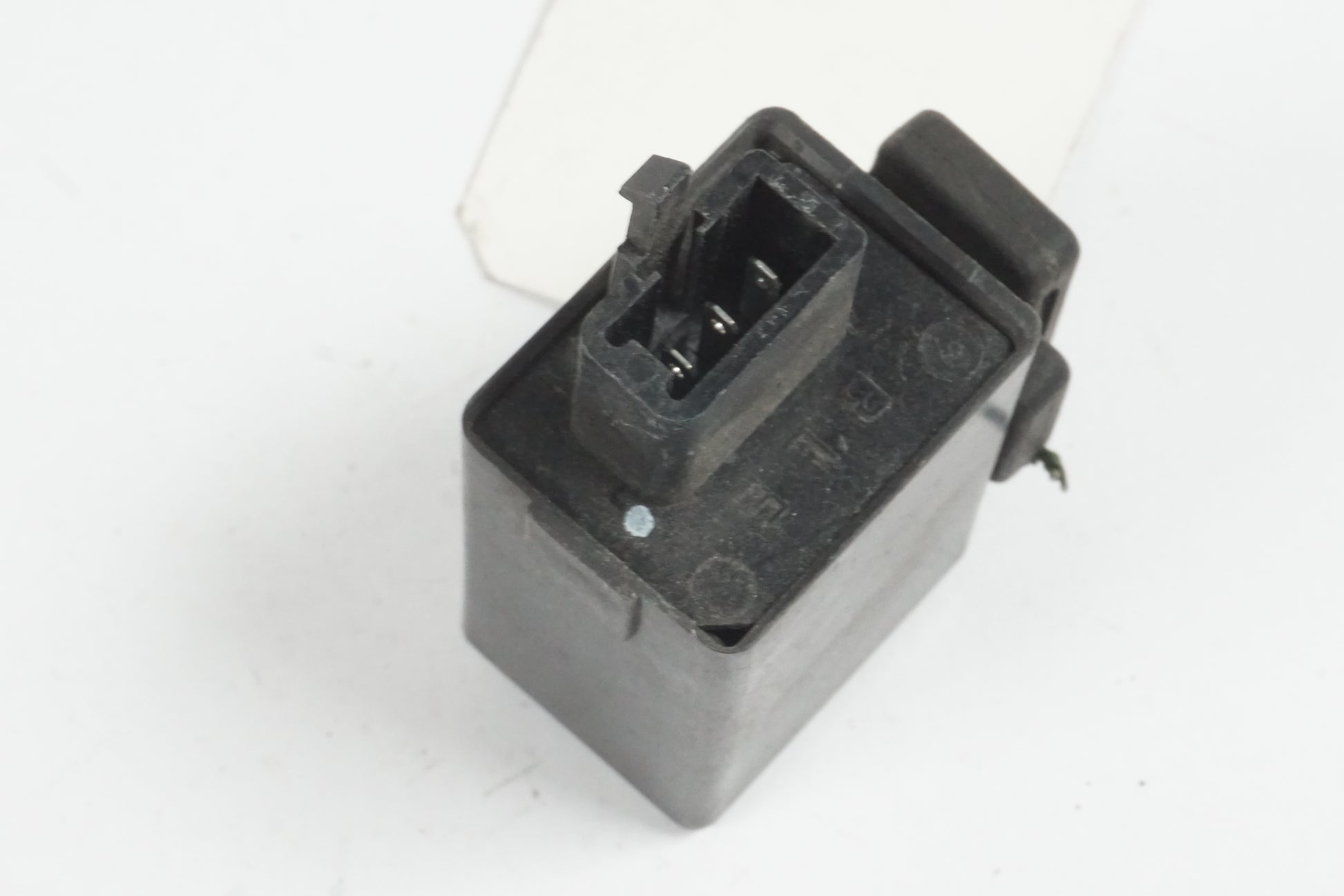 Vänster sida på Blinkersrelä från en Honda VT 1100 C -2000 motorcykel.