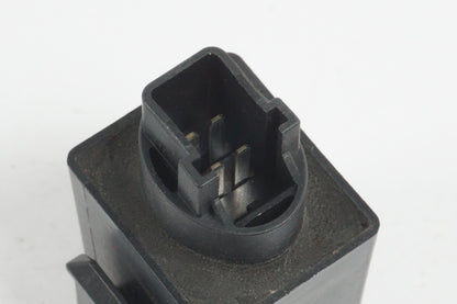 Baksidan på Blinkersrelä från en Honda XL 1000 V -2008 motorcykel.