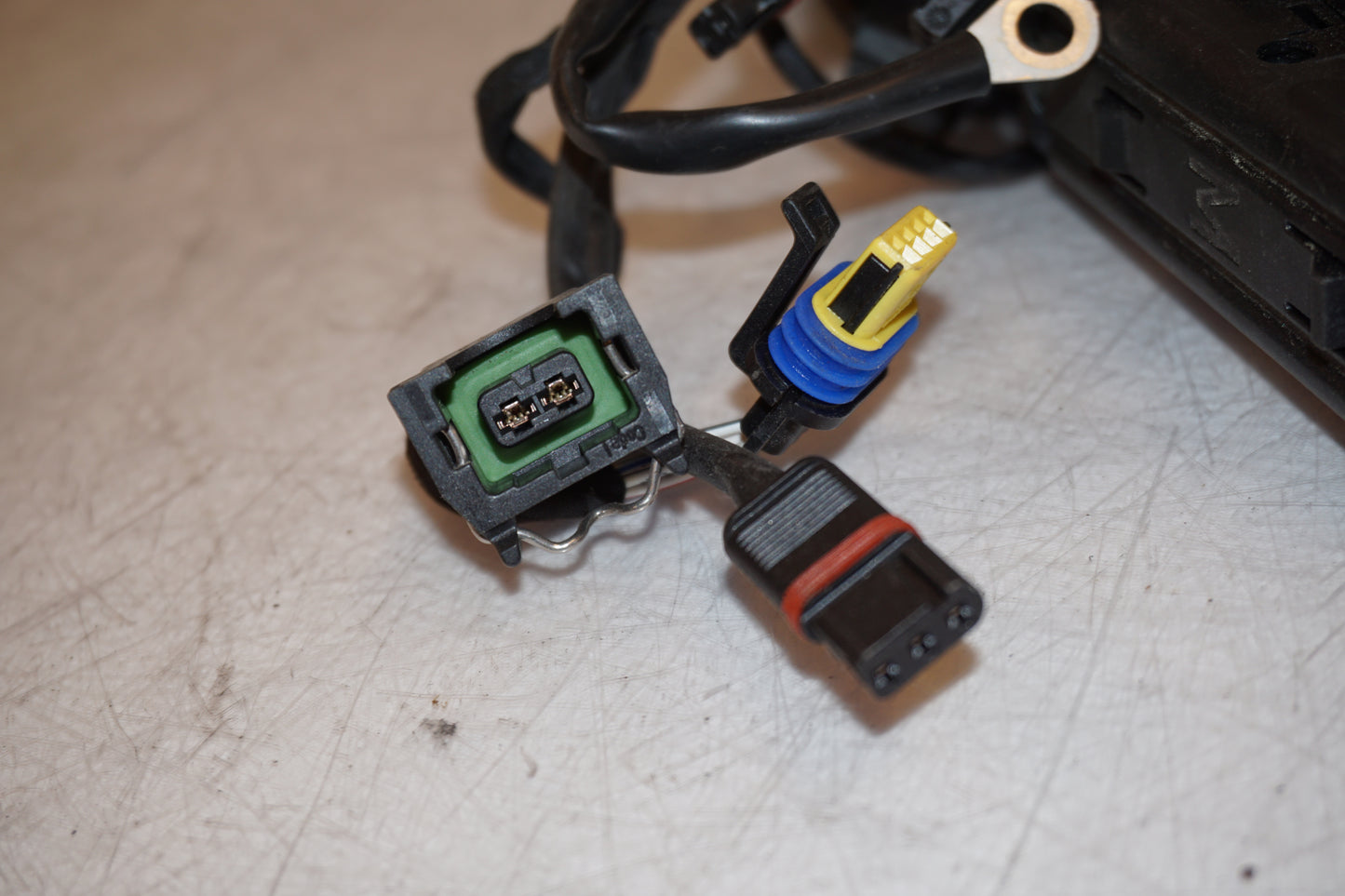 Snett nerifrån på Kabelstam från en BMW F 800 GT -2015 motorcykel.