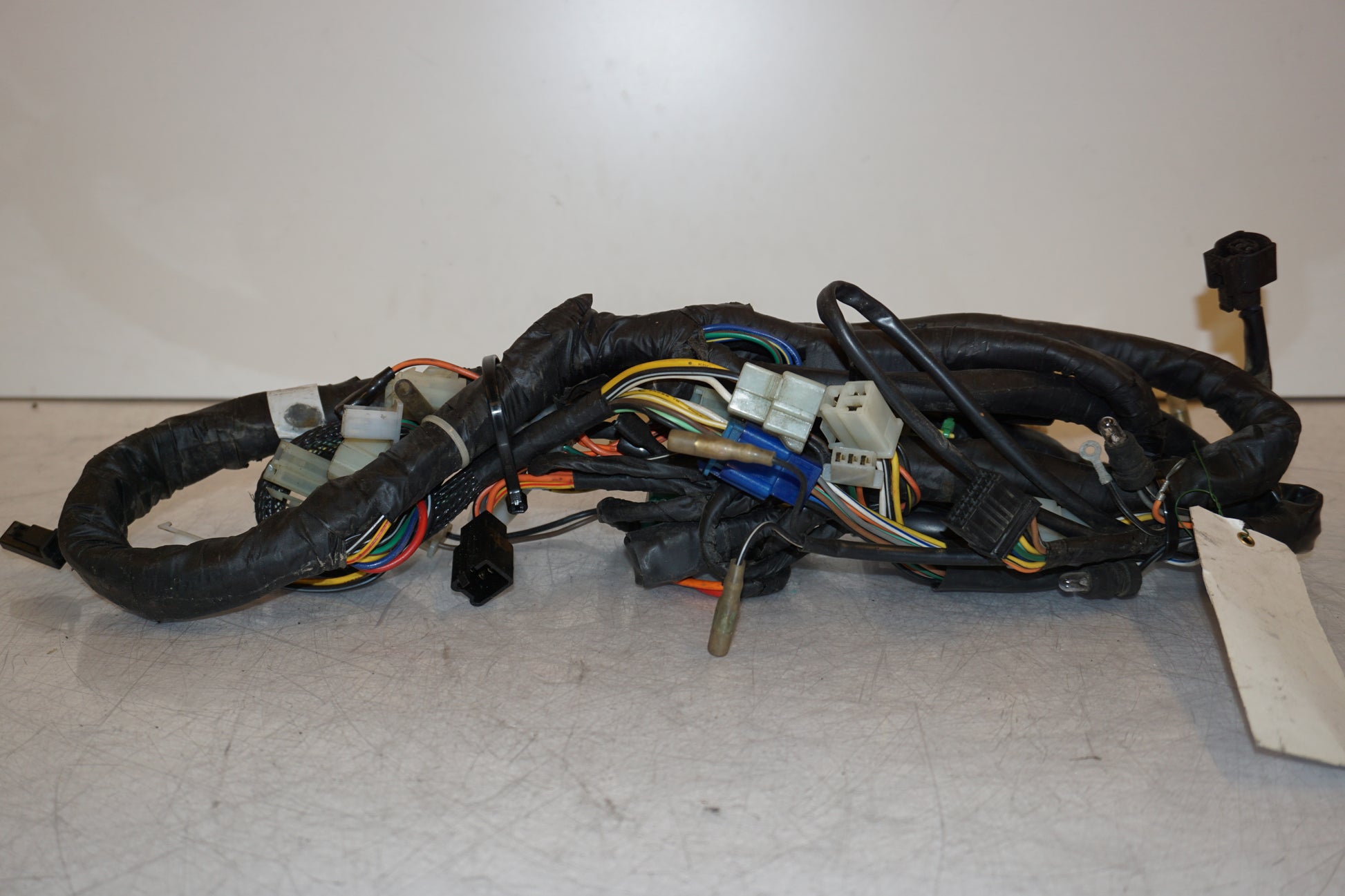 Höger sida på Kabelstam från en Hyosung GT 650 -2006 motorcykel.