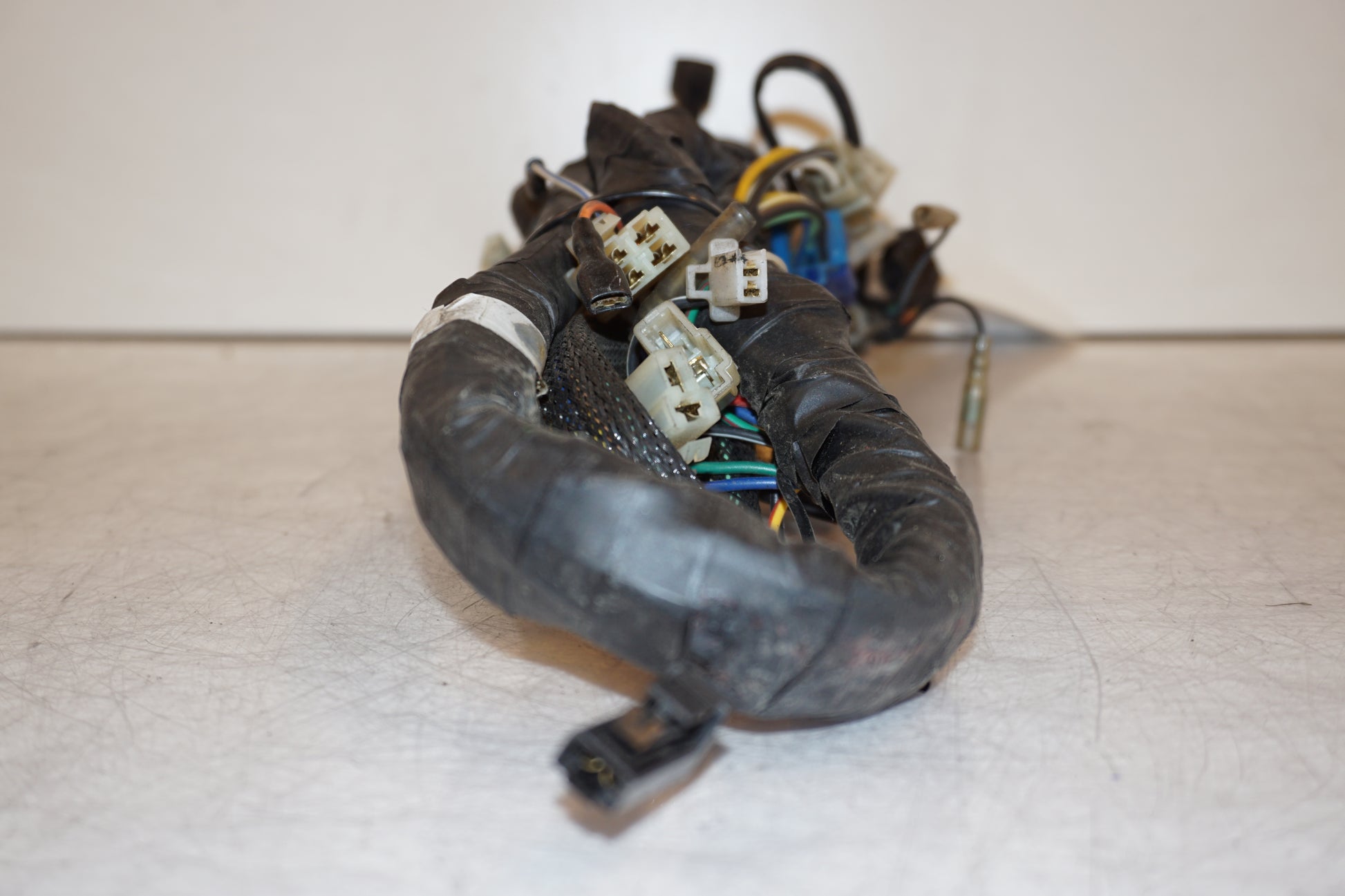 Vänster sida på Kabelstam från en Hyosung GT 650 -2006 motorcykel.