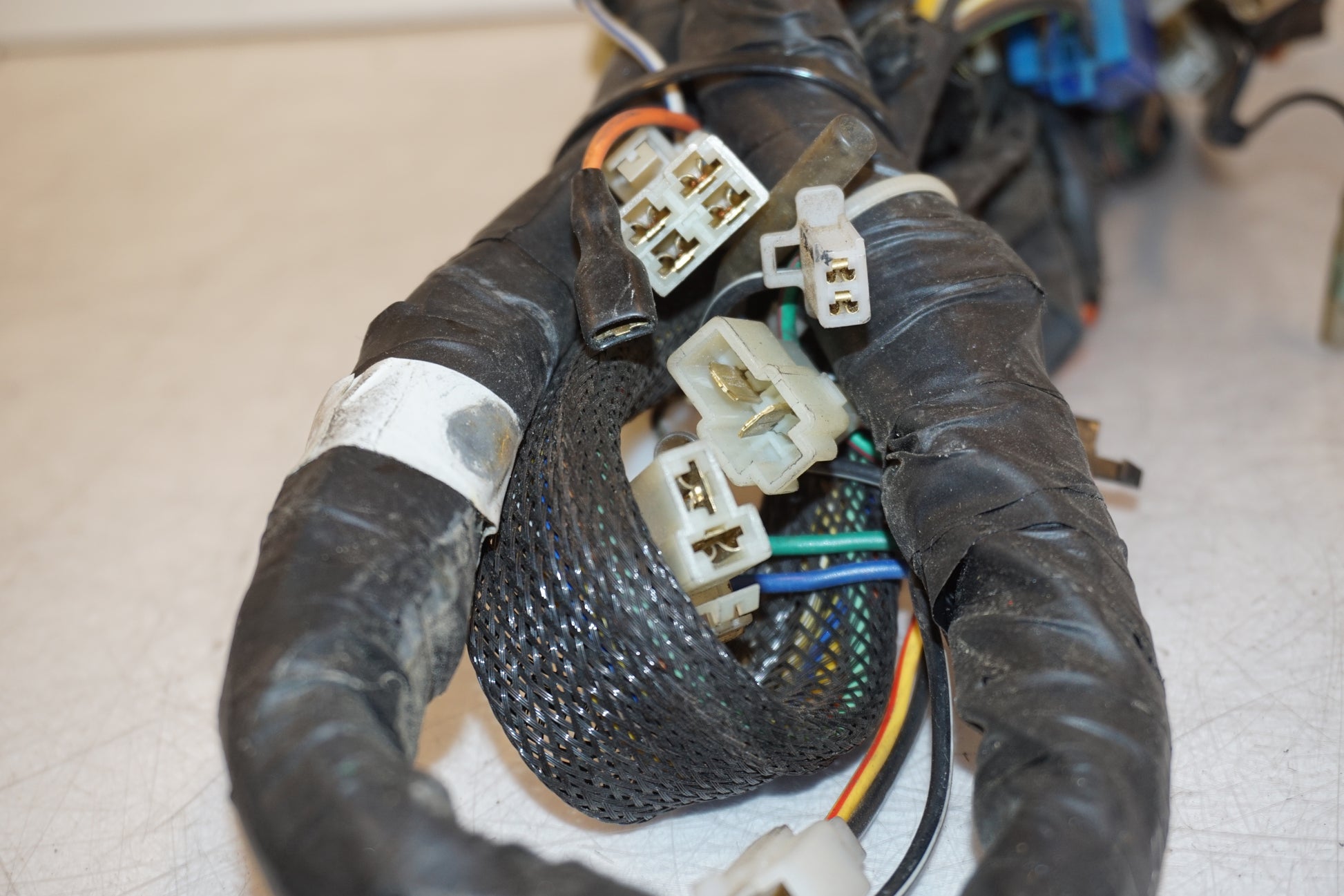 Snett uppifrån på Kabelstam från en Hyosung GT 650 -2006 motorcykel.