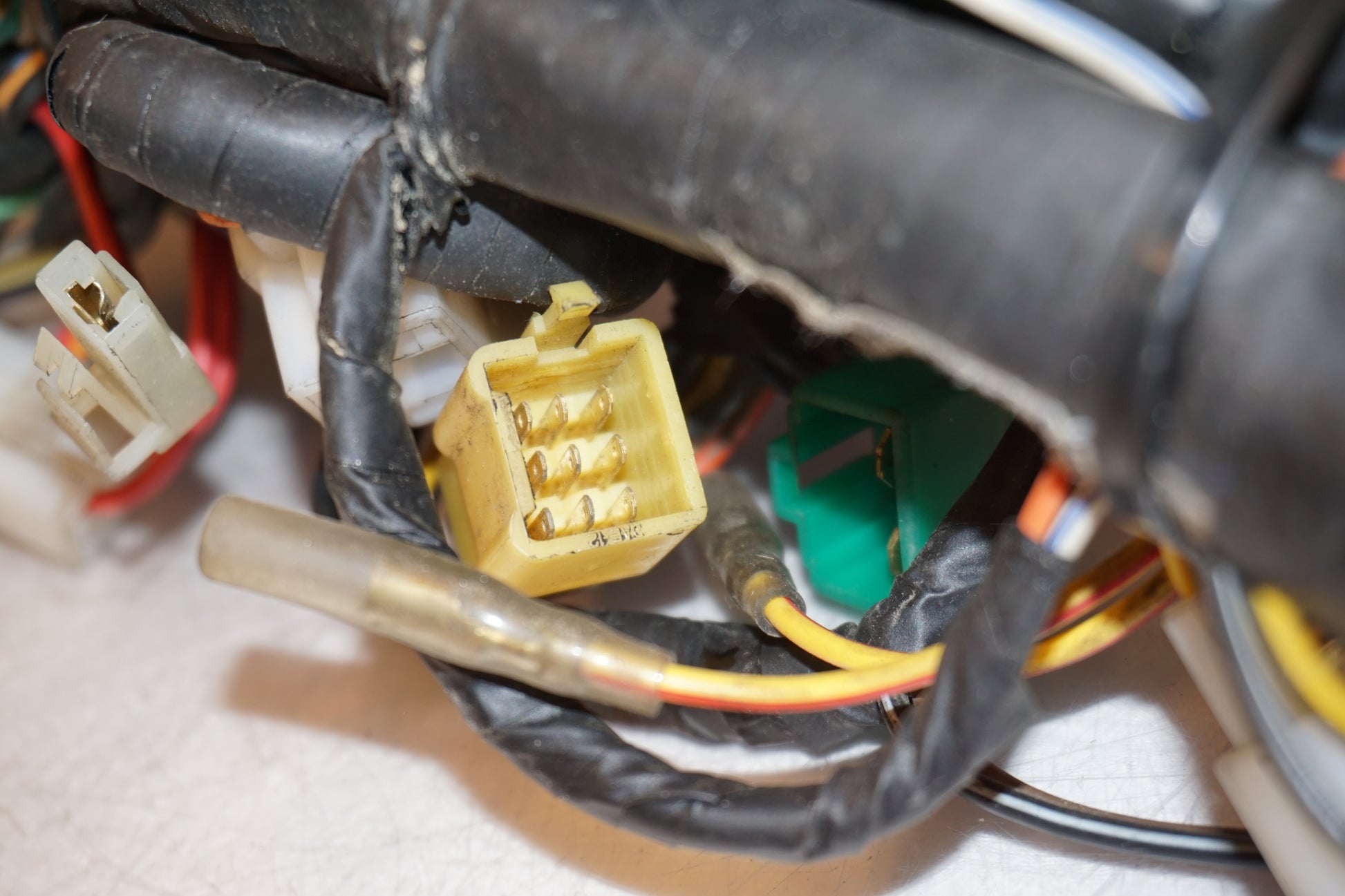 Snett nerifrån på Kabelstam från en Hyosung GT 650 -2006 motorcykel.