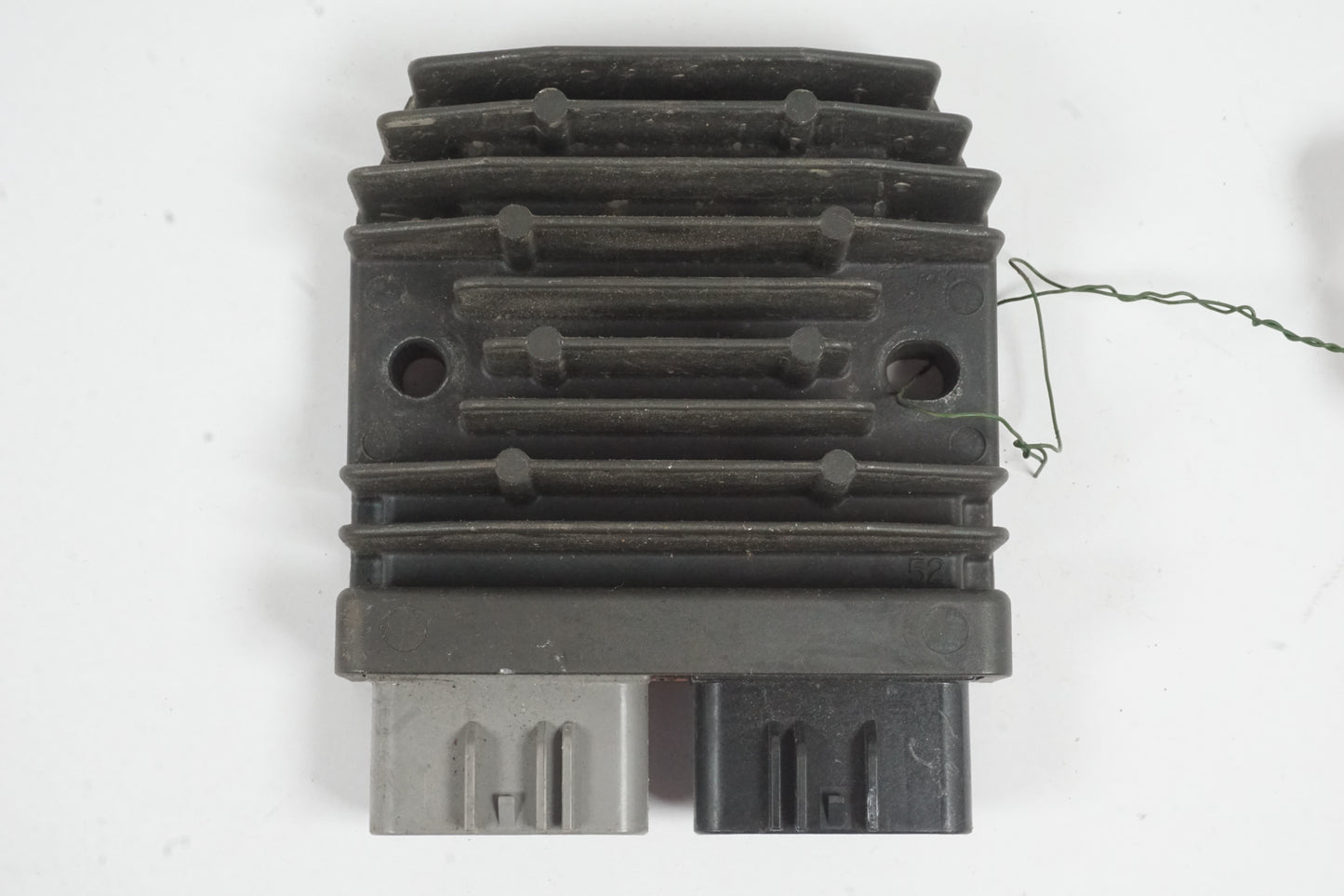 Framsidan på Likriktare från en Honda CRF 1000 Africa Twin -2016 motorcykel.