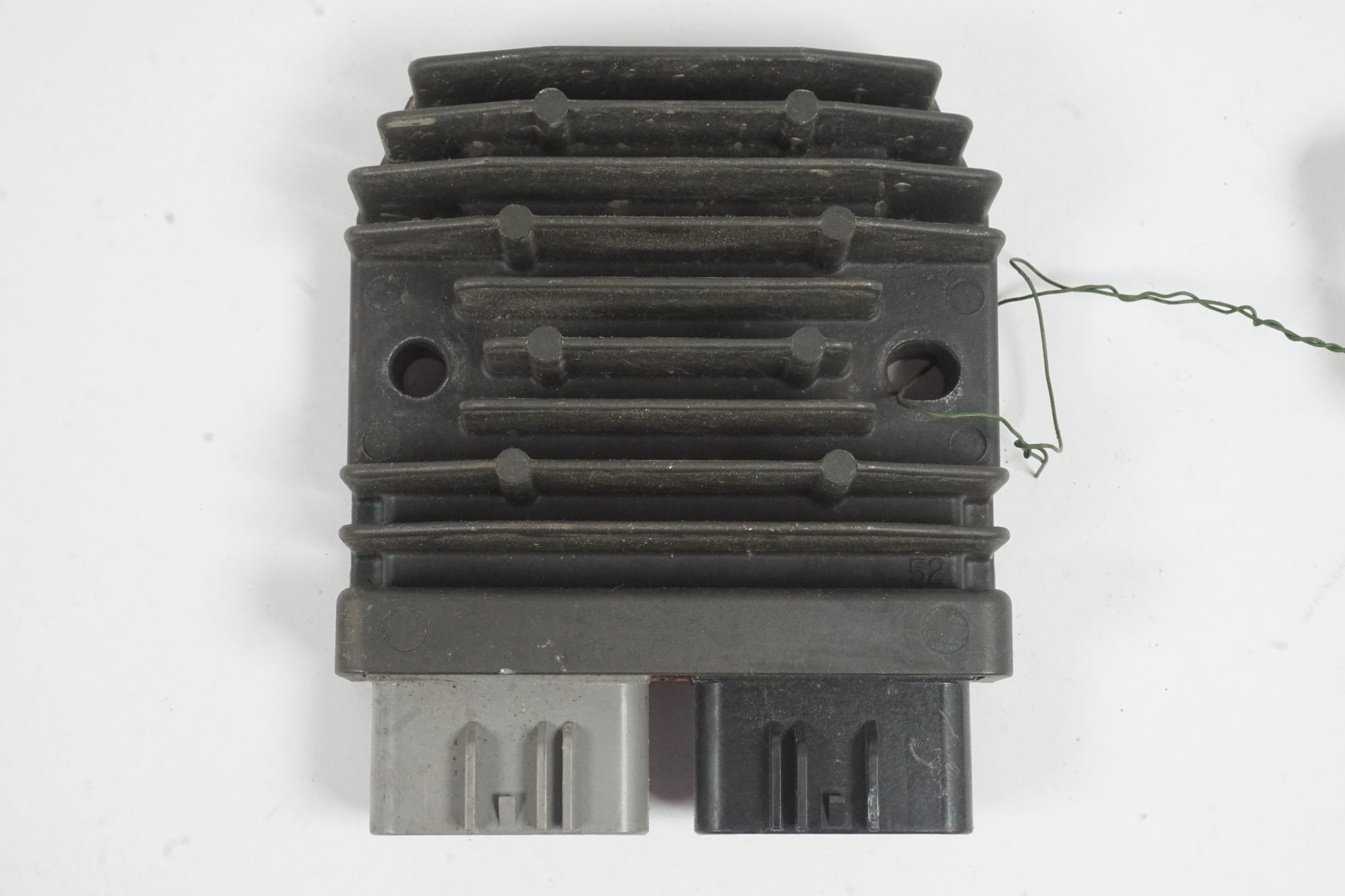 Framsidan på Likriktare från en Honda CRF 1000 Africa Twin -2016 motorcykel.