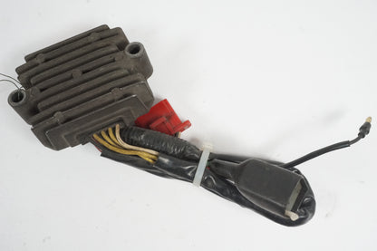 Framsidan på Likriktare från en Honda CBR 1000 F -1987 motorcykel.