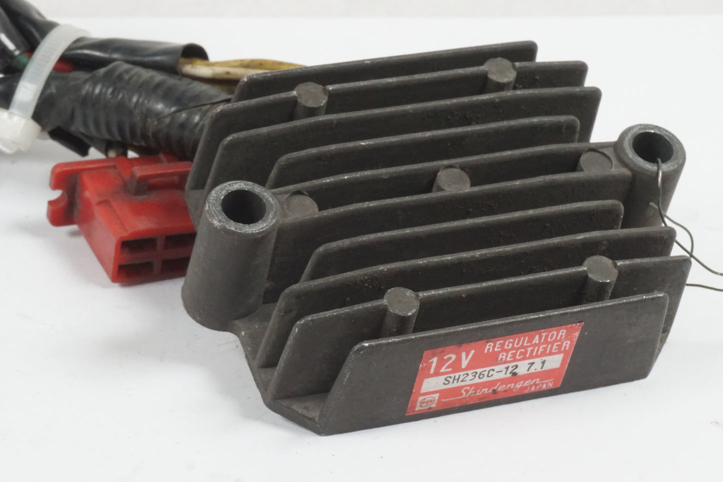 Höger sida på Likriktare från en Honda CBR 1000 F -1987 motorcykel.