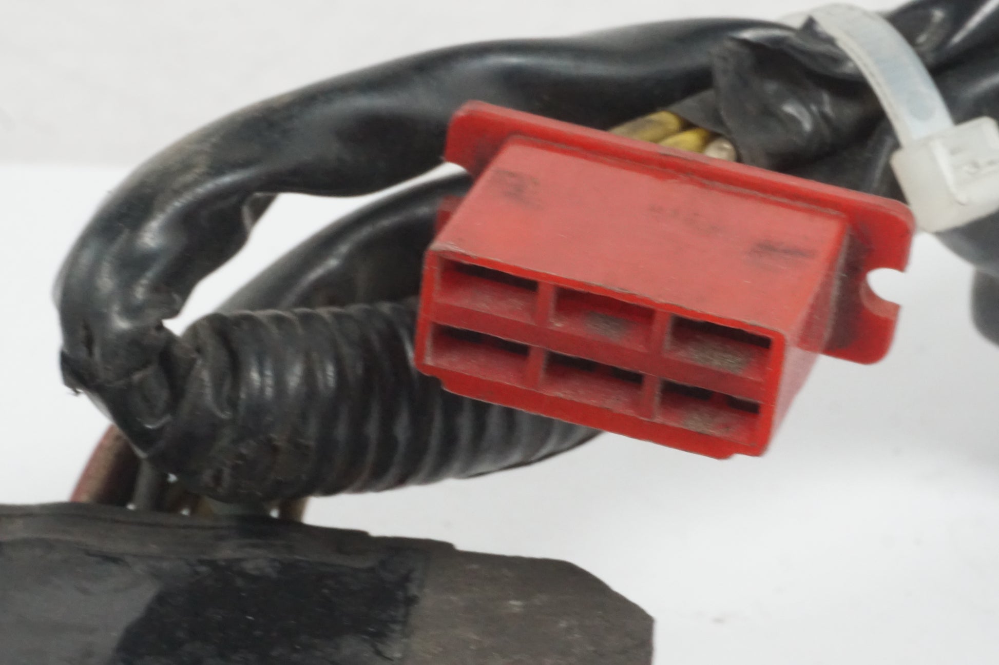 Snett nerifrån på Likriktare från en Honda CBR 1000 F -1987 motorcykel.