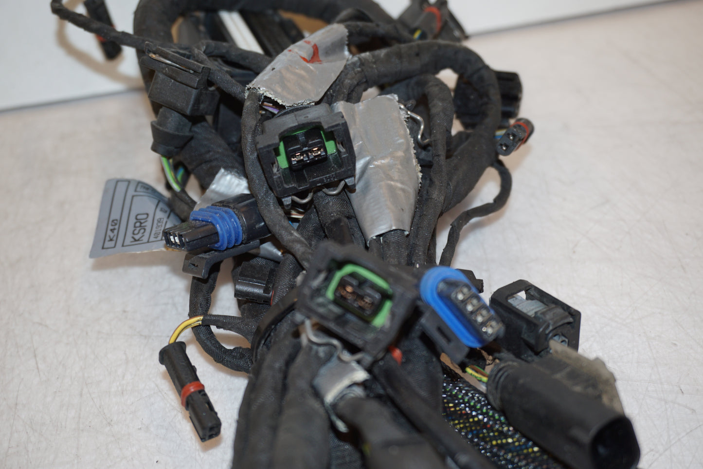 Snett uppifrån på Kablage från en BMW K 1200 S -2007 motorcykel.