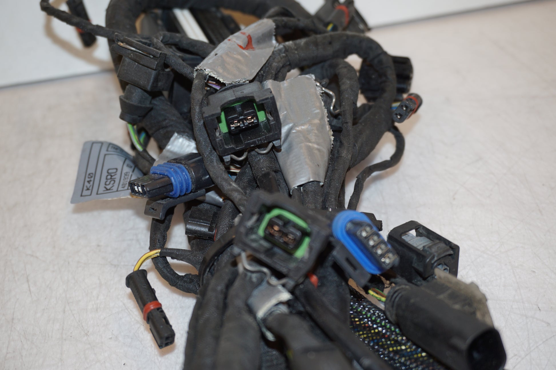 Snett uppifrån på Kablage från en BMW K 1200 S -2007 motorcykel.