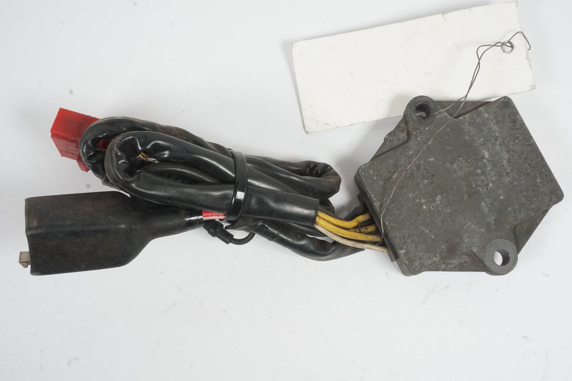 Snett uppifrån på Likriktare från en Honda CBR 1000 F -1990 motorcykel.