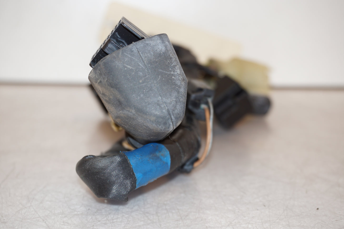 Baksidan på Kablage från en Suzuki GSX-R 600 -2001 motorcykel.