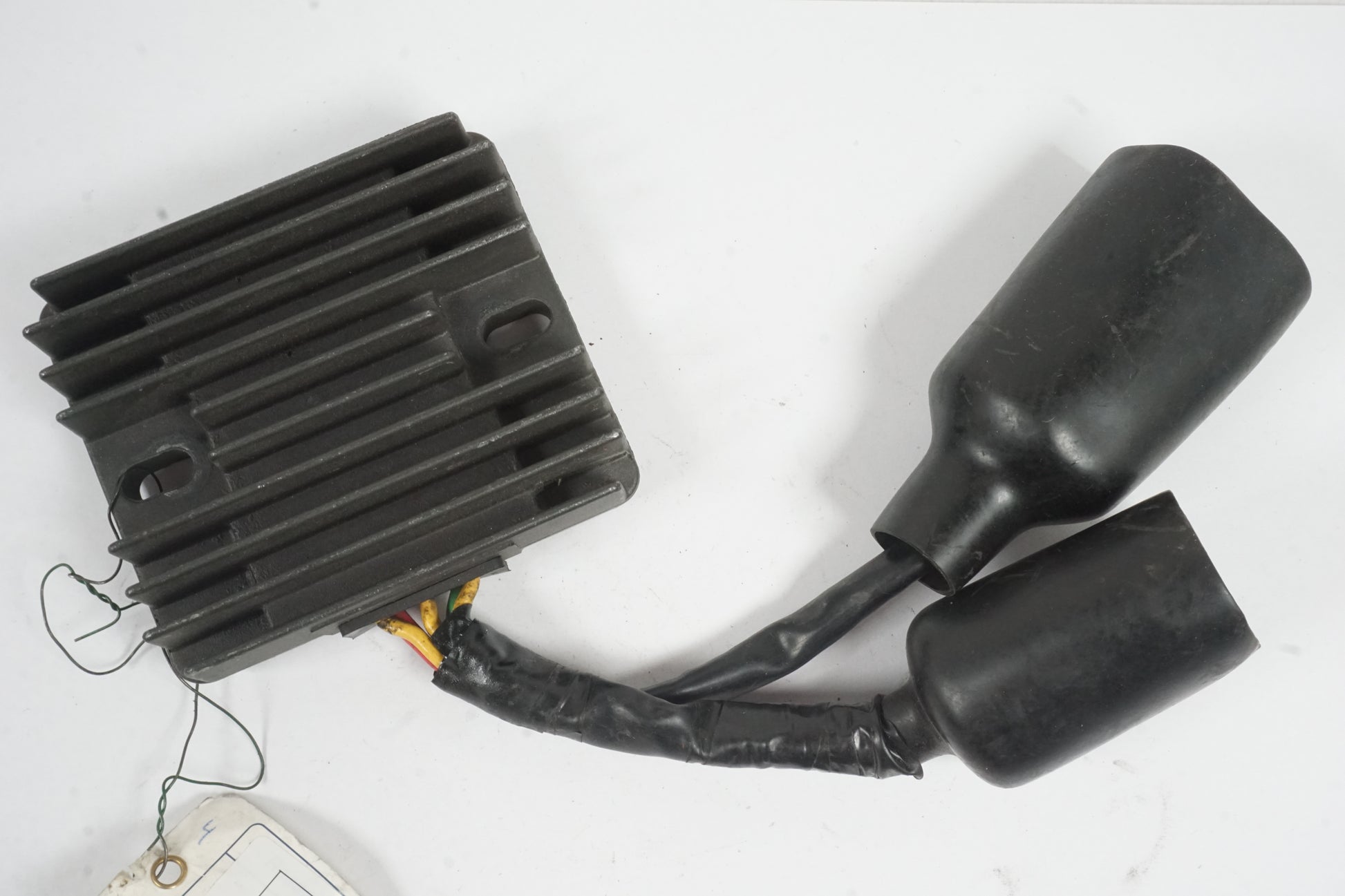 Framsidan på Likriktare från en Honda CBR 1000 RR -2006 motorcykel.