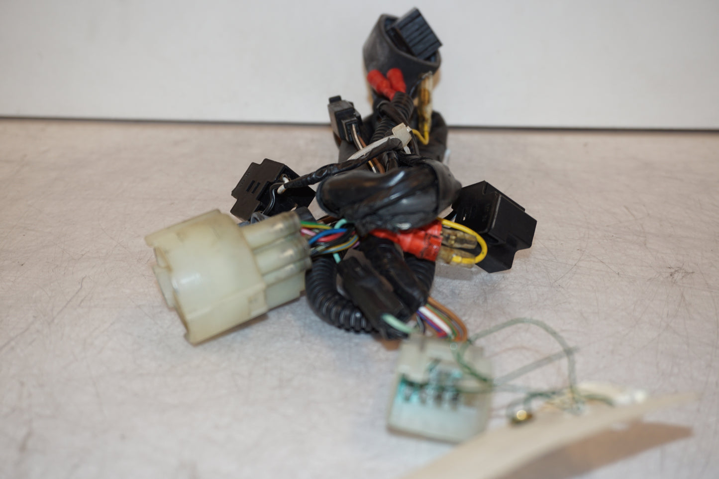 Vänster sida på Kablage från en Suzuki GSX-R 600 -2001 motorcykel.