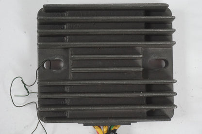 Baksidan på Likriktare från en Honda CBR 1000 RR -2006 motorcykel.