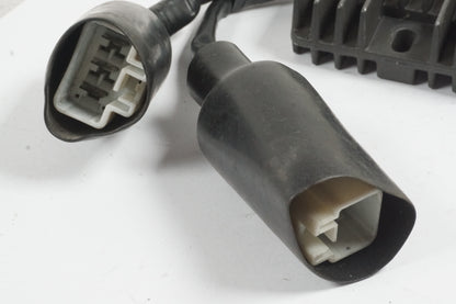 Höger sida på Likriktare från en Honda CBR 1000 RR -2006 motorcykel.