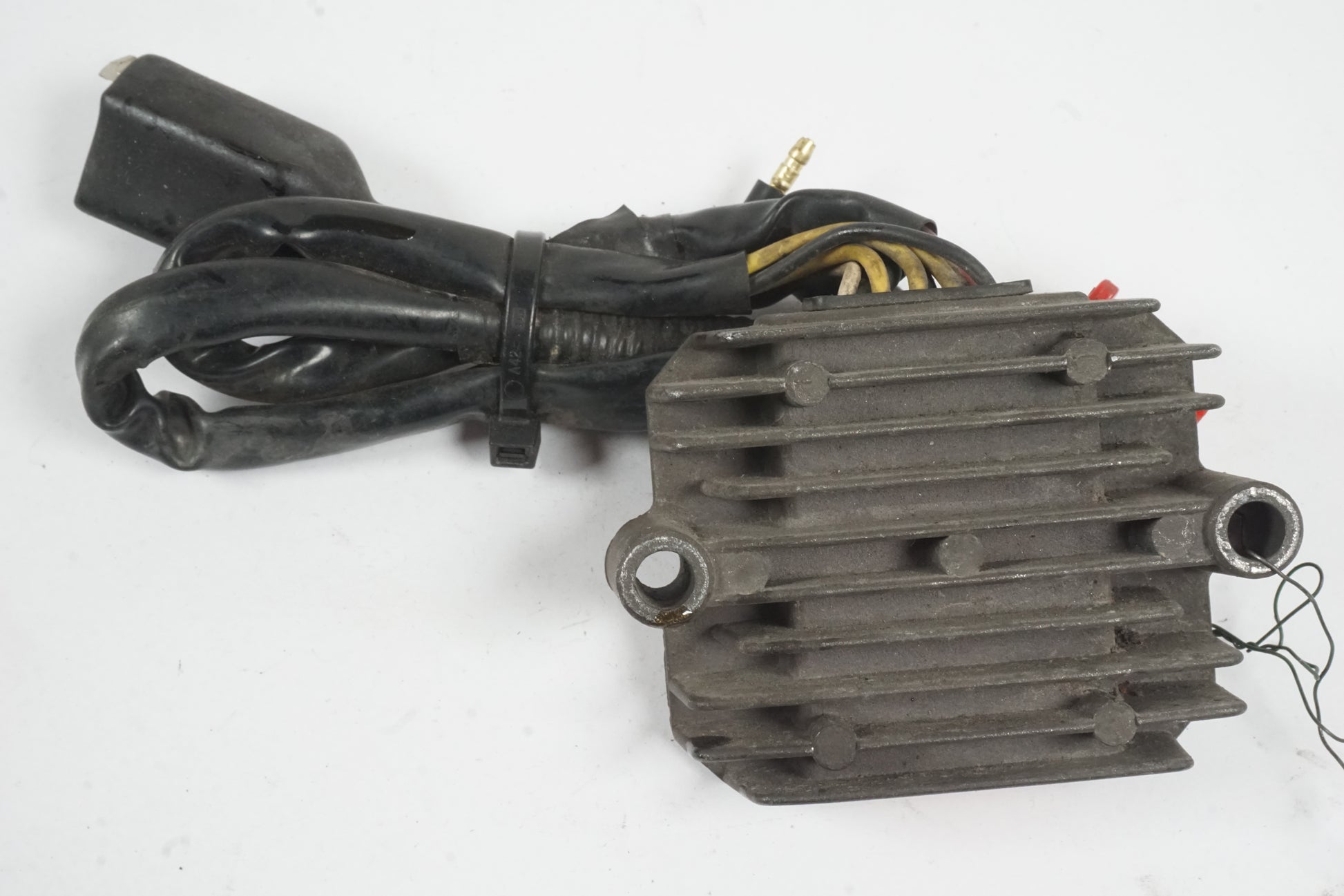 Framsidan på Likriktare från en Honda CBR 1000 F -1987 motorcykel.