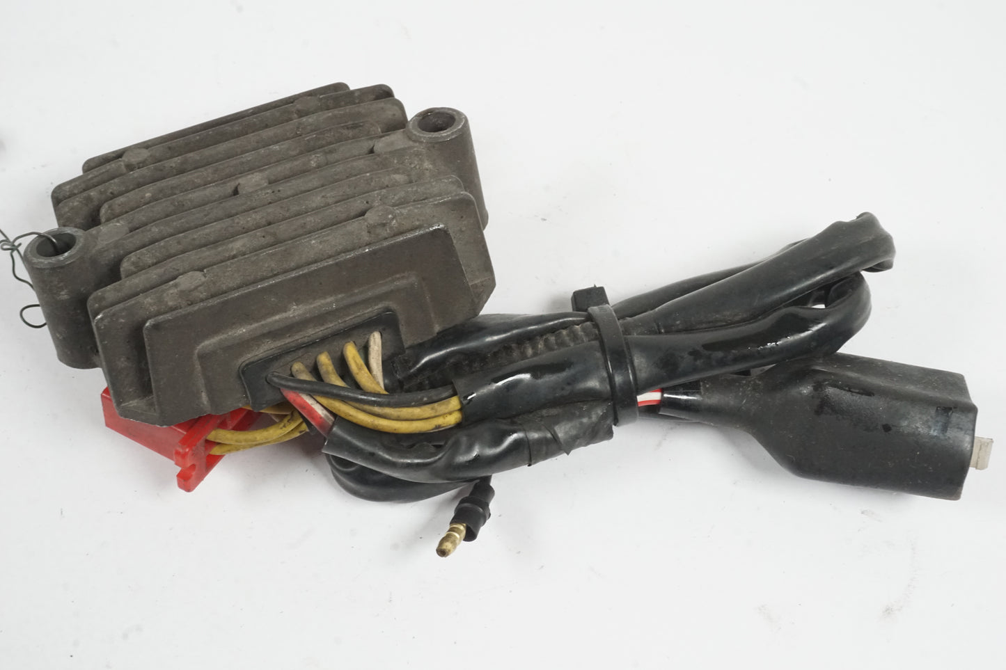 Baksidan på Likriktare från en Honda CBR 1000 F -1987 motorcykel.