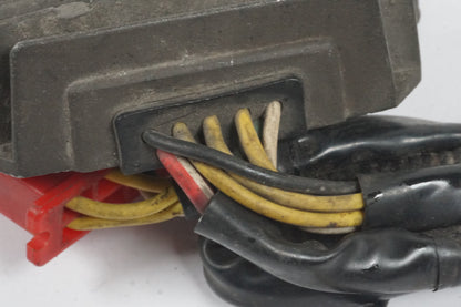 Höger sida på Likriktare från en Honda CBR 1000 F -1987 motorcykel.