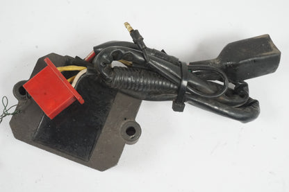 Vänster sida på Likriktare från en Honda CBR 1000 F -1987 motorcykel.