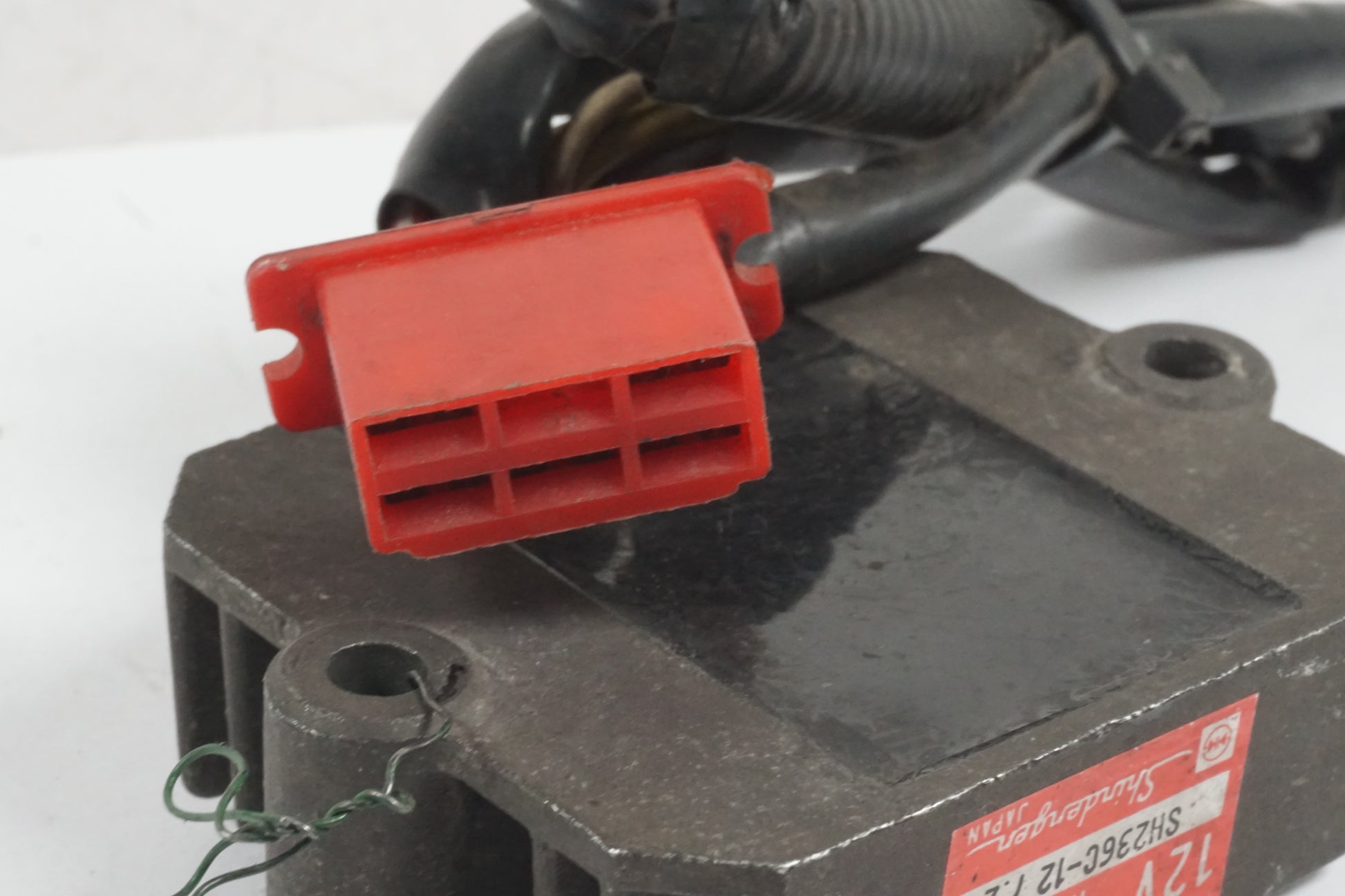 Snett nerifrån på Likriktare från en Honda CBR 1000 F -1987 motorcykel.