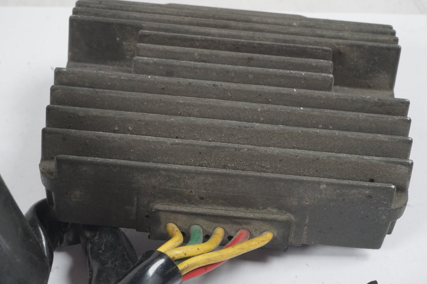 Baksidan på Likriktare från en Honda CB 1300 F -2003 motorcykel.