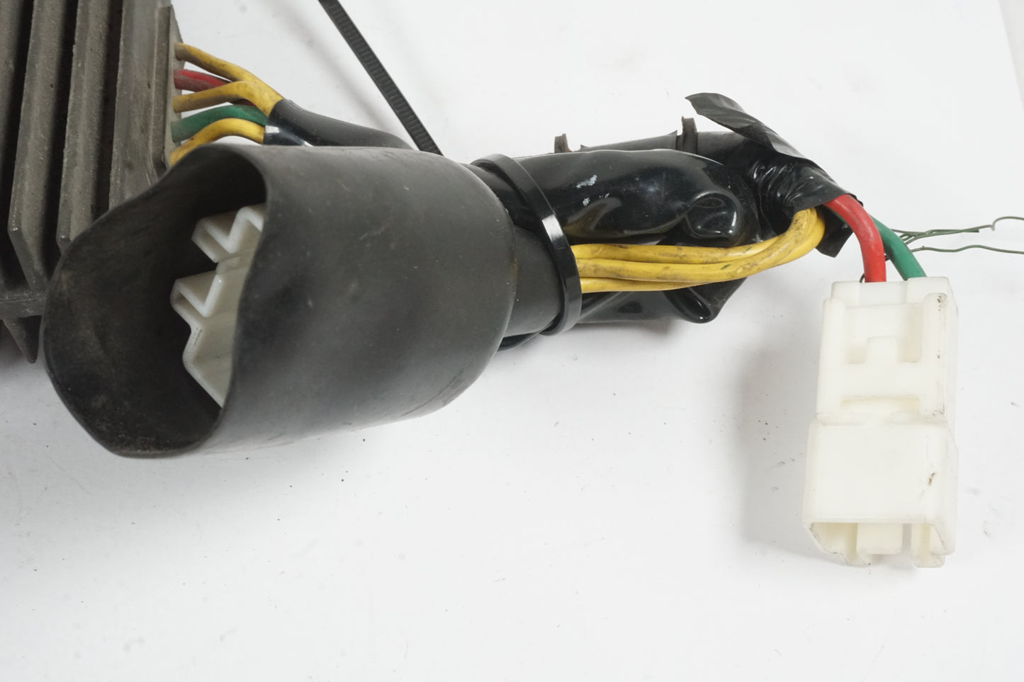 Höger sida på Likriktare från en Honda CB 1300 F -2003 motorcykel.