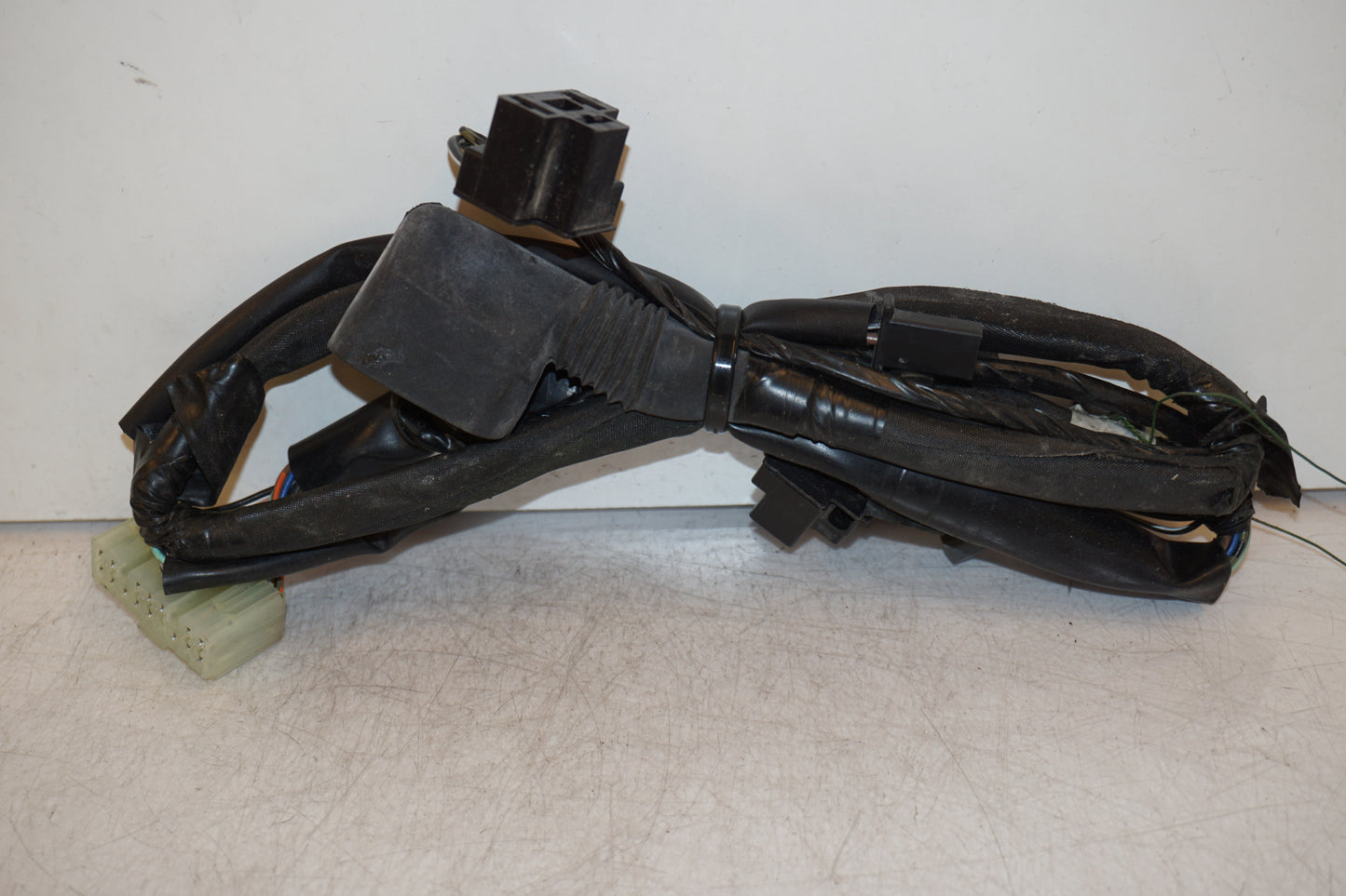 Baksidan på Kablage från en Suzuki GSX-R 600 -2004 motorcykel.