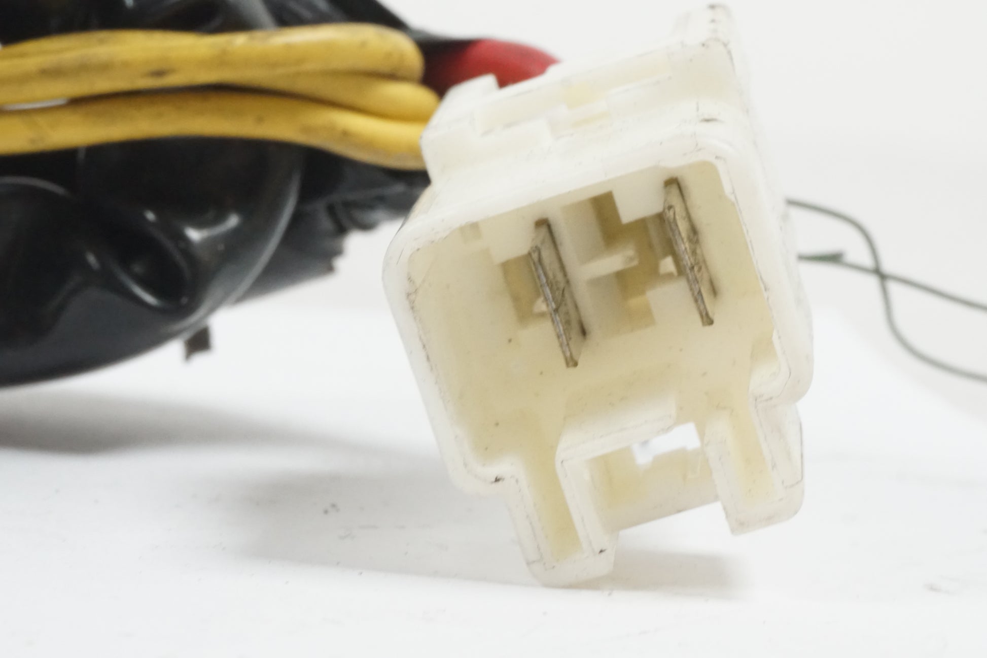 Vänster sida på Likriktare från en Honda CB 1300 F -2003 motorcykel.