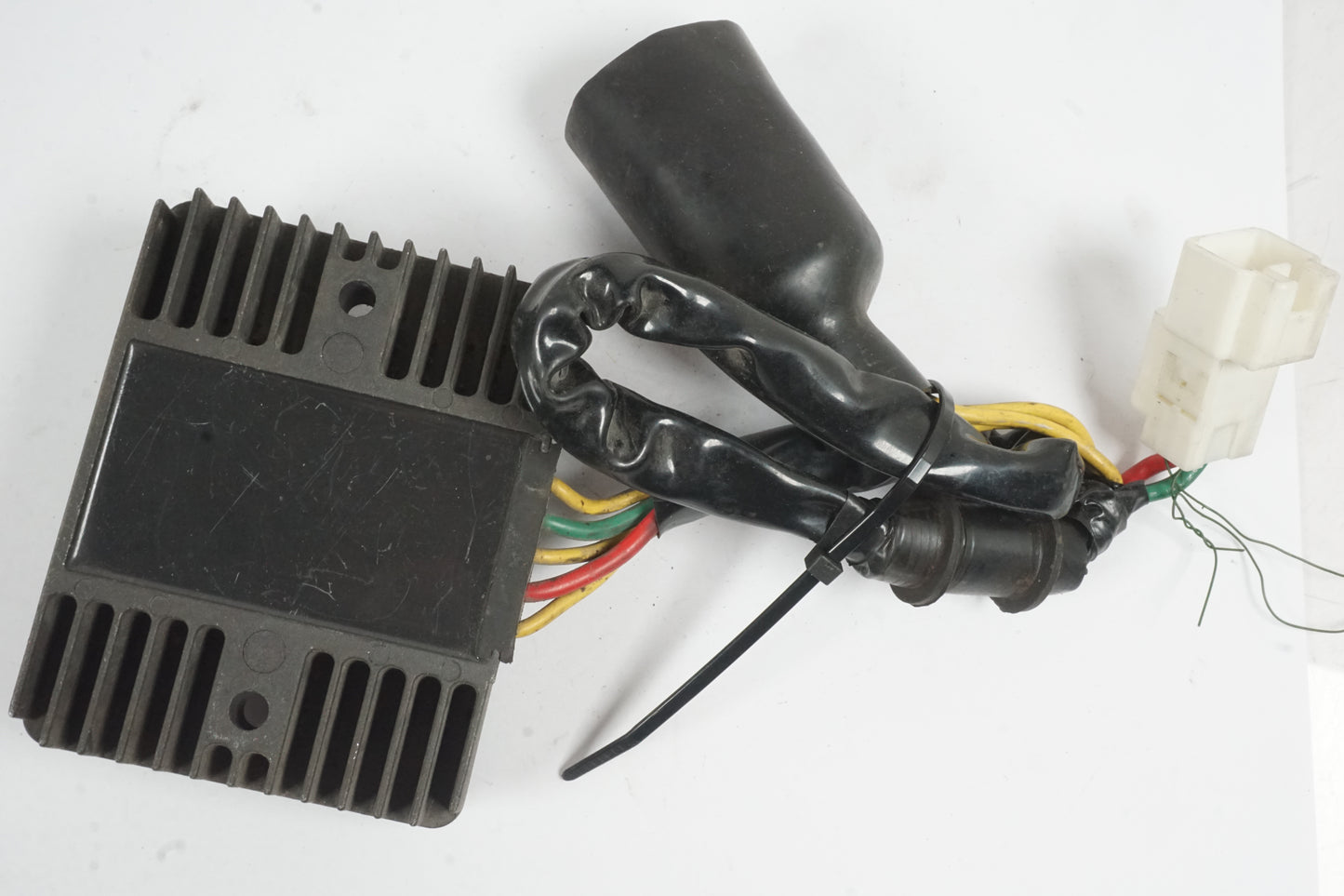 Snett nerifrån på Likriktare från en Honda CB 1300 F -2003 motorcykel.