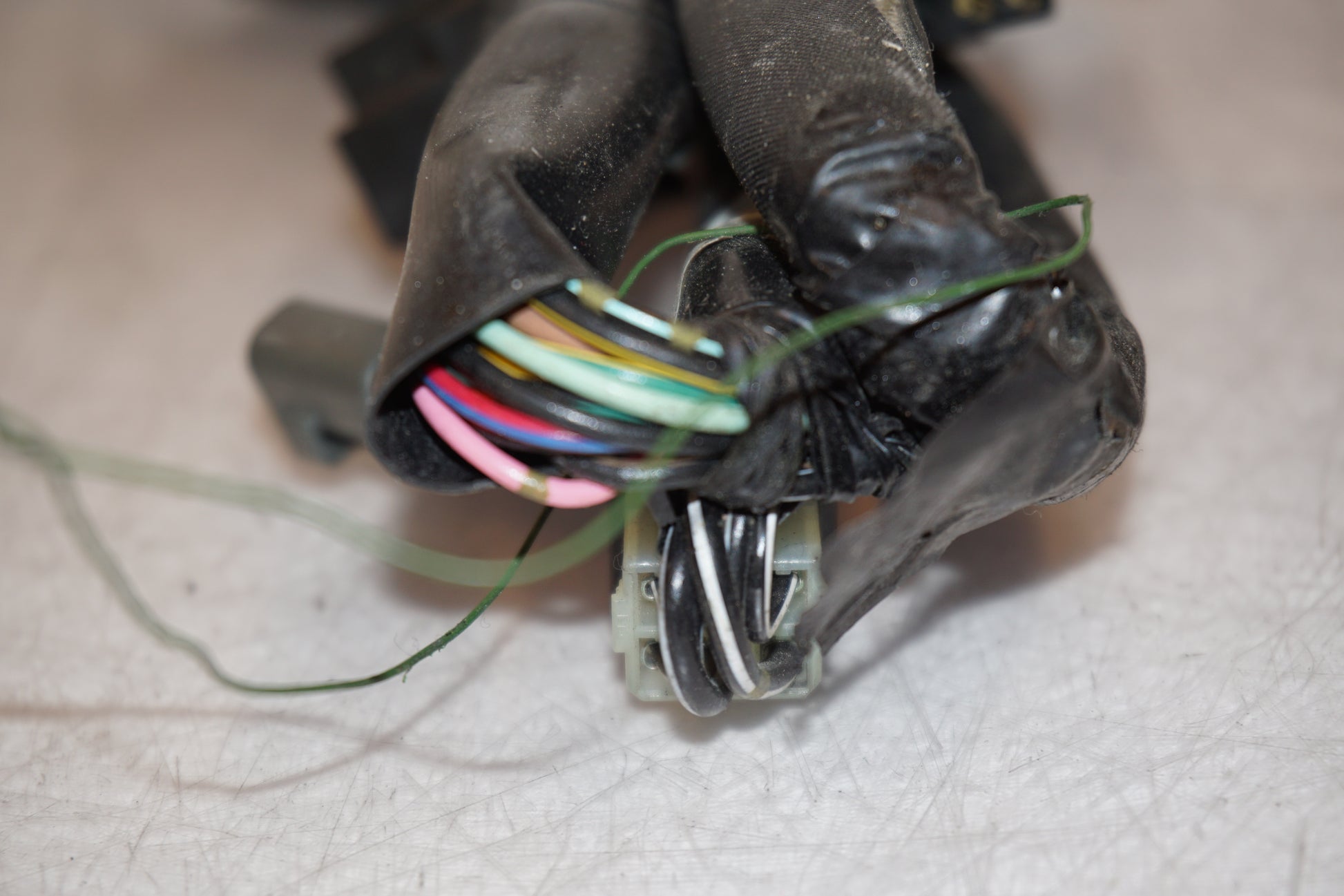 Snett uppifrån på Kablage från en Suzuki GSX-R 600 -2004 motorcykel.