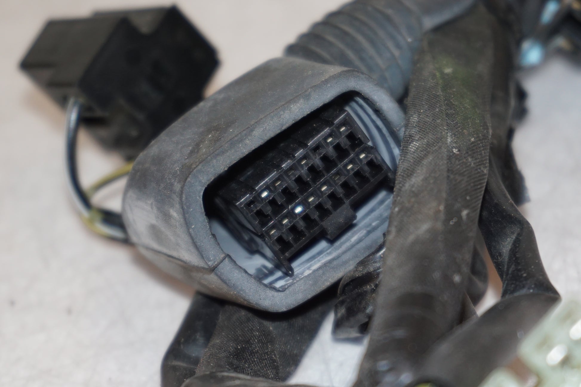 Snett nerifrån på Kablage från en Suzuki GSX-R 600 -2004 motorcykel.