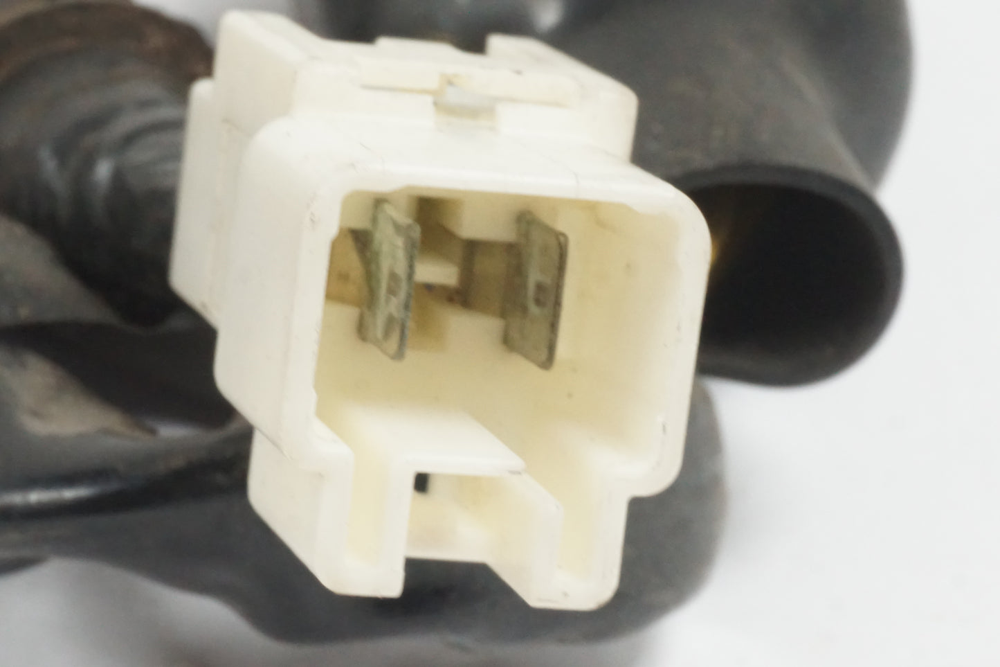 Baksidan på Likriktare från en Honda CB 1300 F -2004 motorcykel.