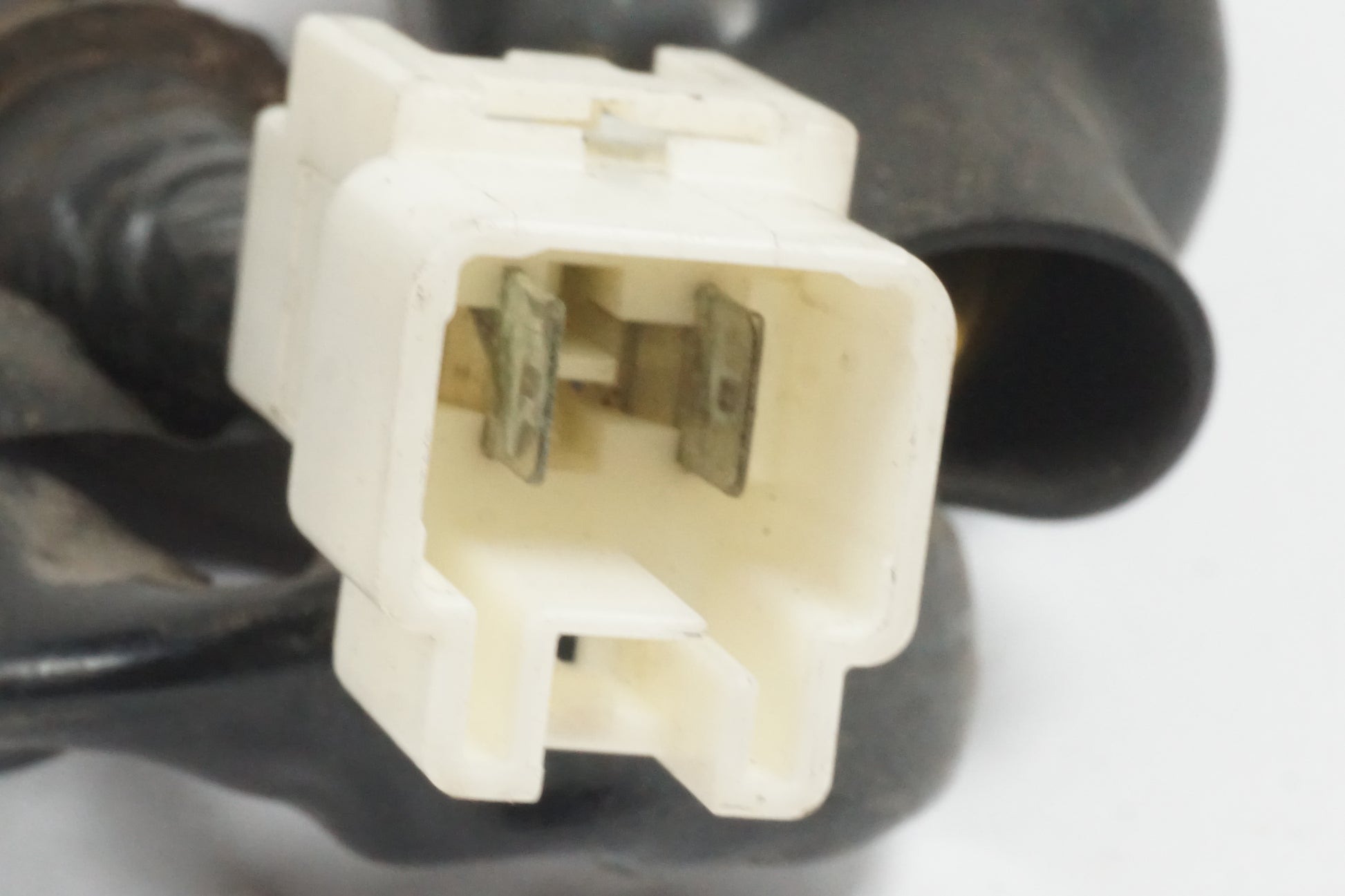 Baksidan på Likriktare från en Honda CB 1300 F -2004 motorcykel.