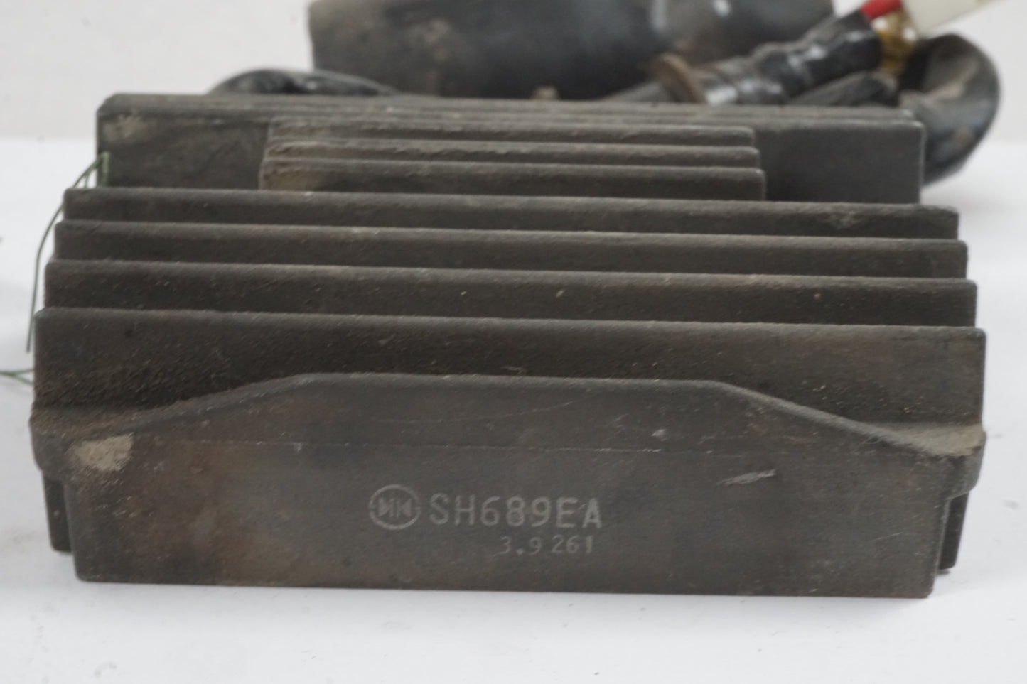 Höger sida på Likriktare från en Honda CB 1300 F -2004 motorcykel.