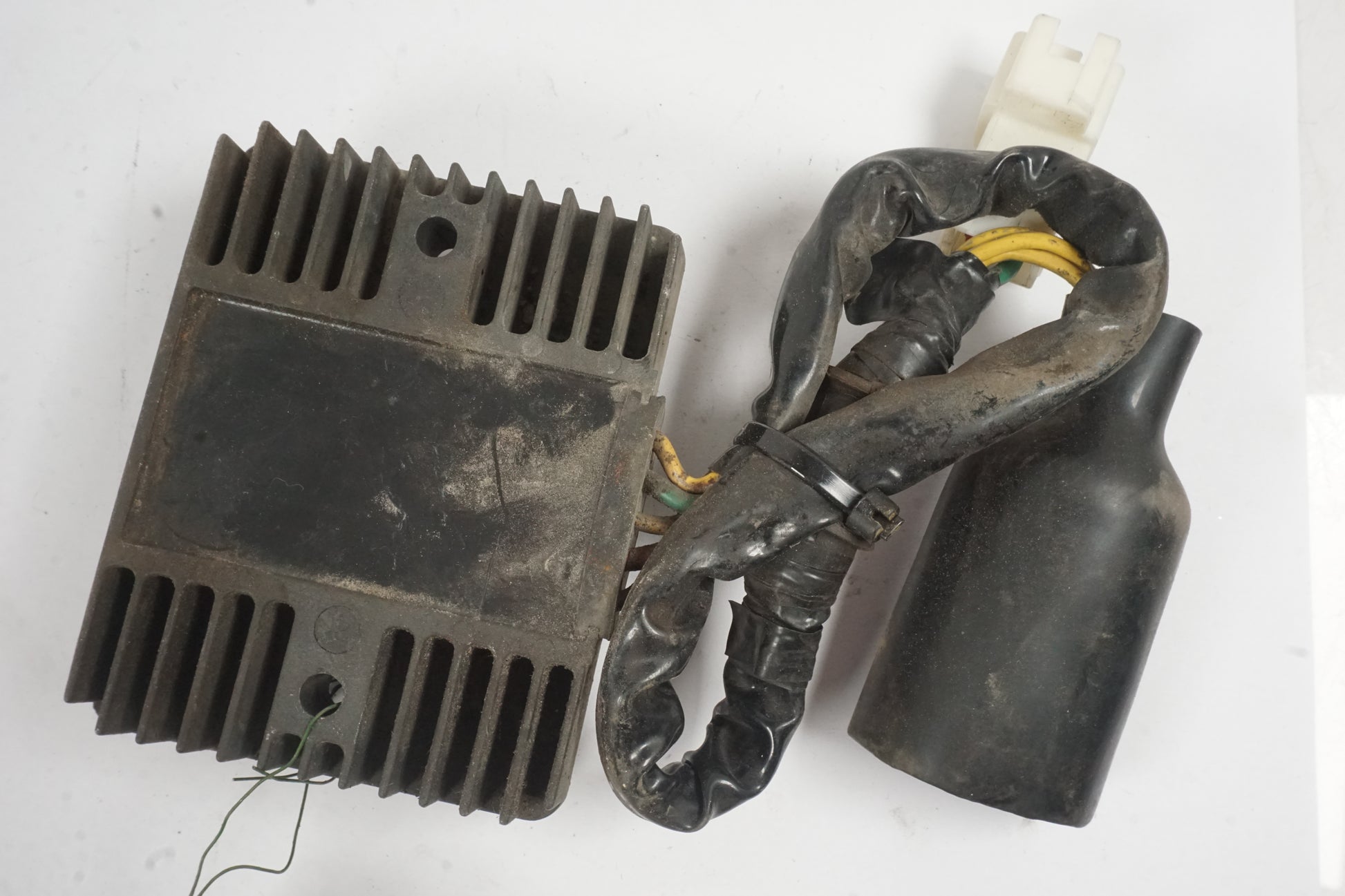 Vänster sida på Likriktare från en Honda CB 1300 F -2004 motorcykel.