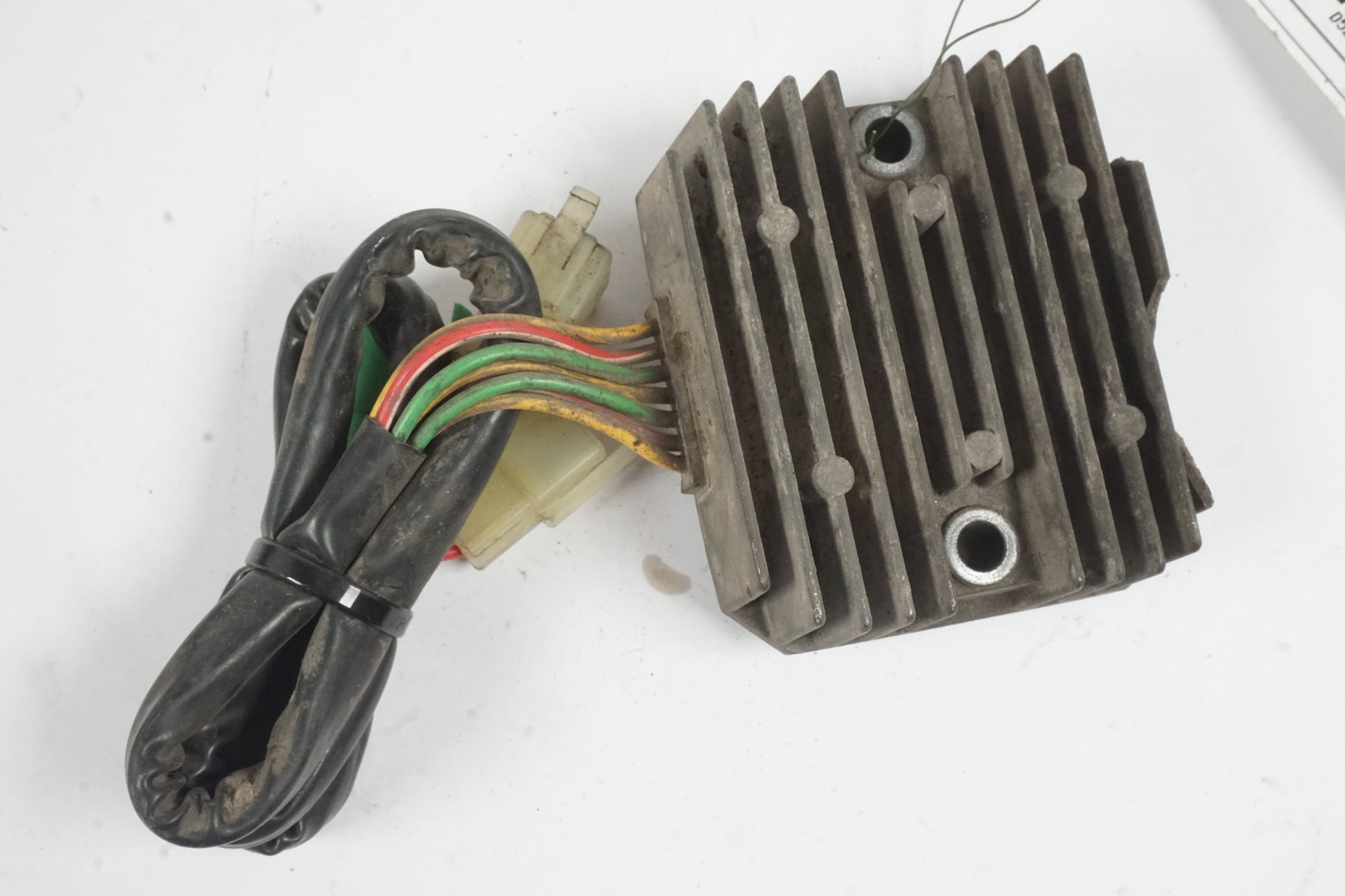 Framsidan på Likriktare från en Honda VT 1100 C -2000 motorcykel.