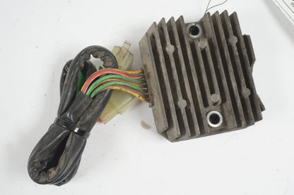 Framsidan på Likriktare från en Honda VT 1100 C -2000 motorcykel.