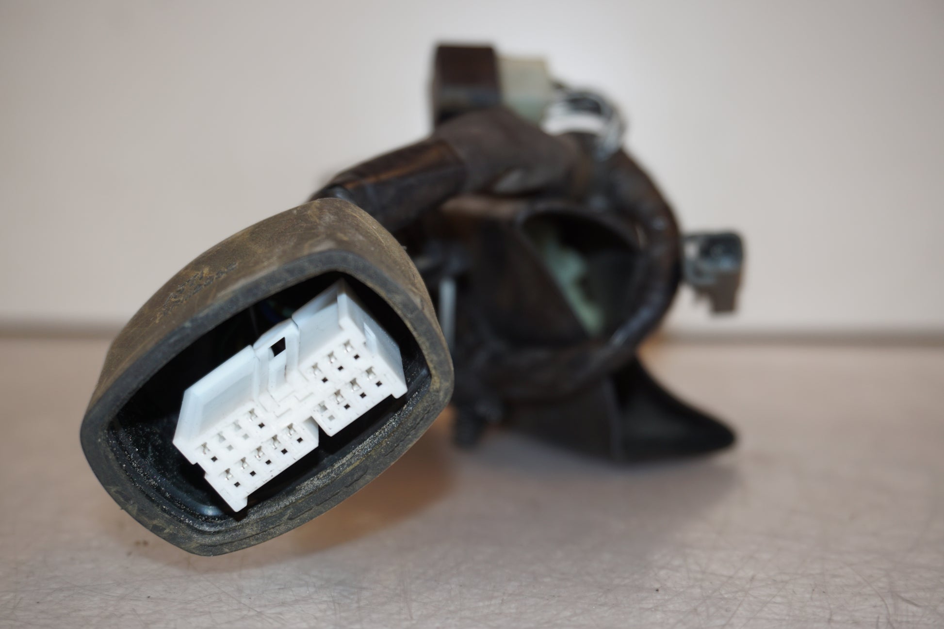 Vänster sida på Kablage från en Suzuki DL 1000 -2004 motorcykel.