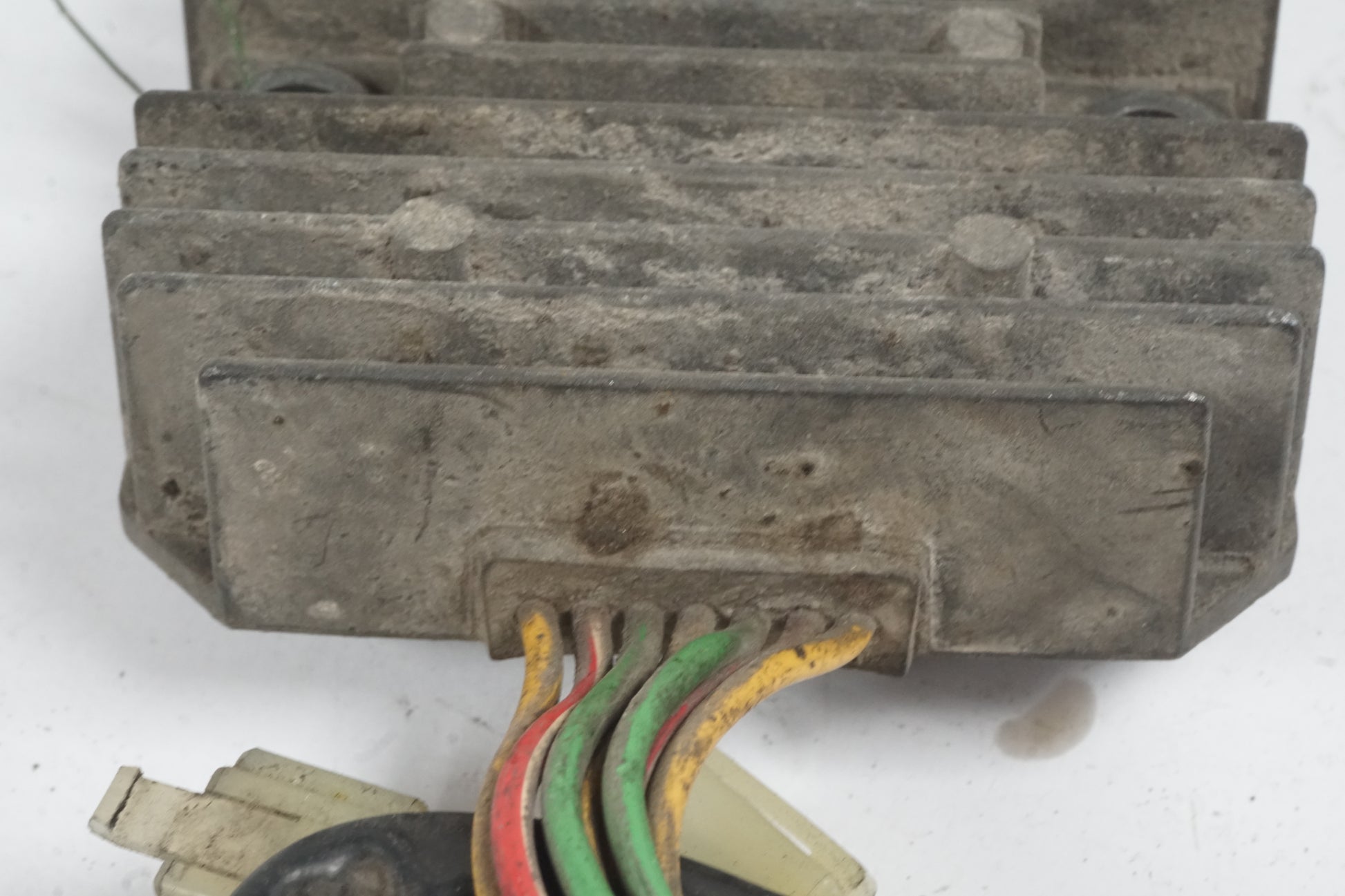 Baksidan på Likriktare från en Honda VT 1100 C -2000 motorcykel.