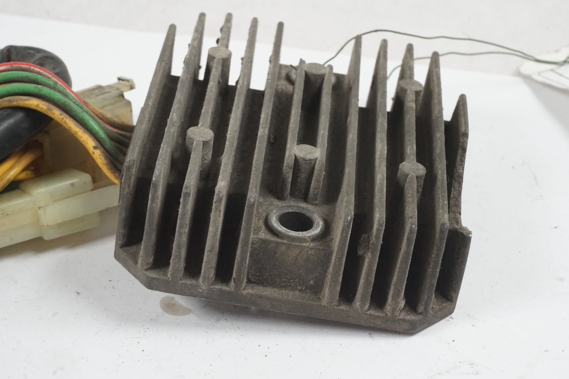 Höger sida på Likriktare från en Honda VT 1100 C -2000 motorcykel.