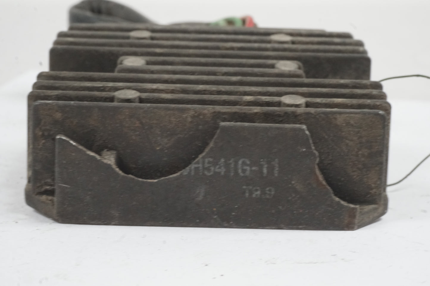 Vänster sida på Likriktare från en Honda VT 1100 C -2000 motorcykel.