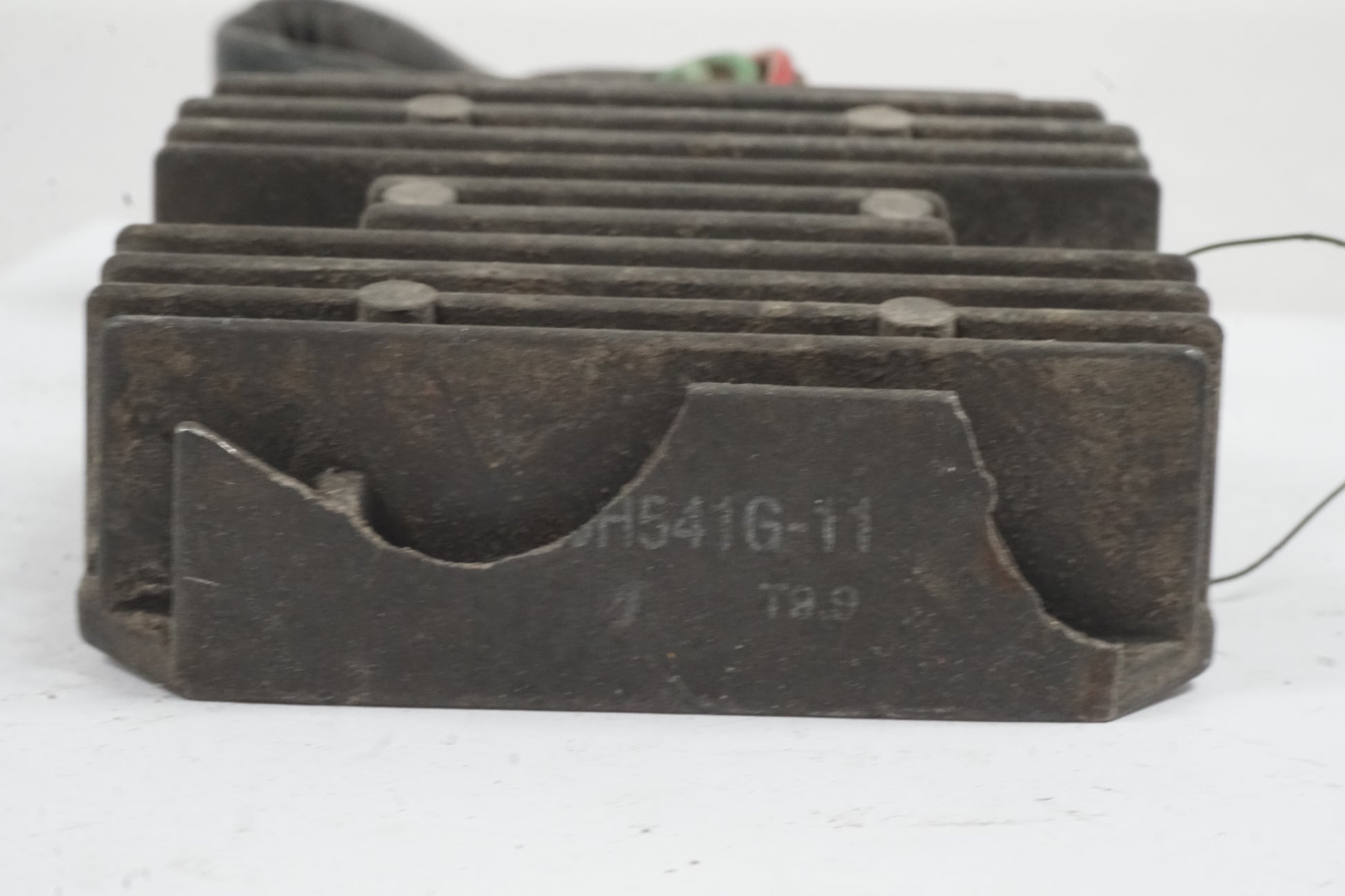 Vänster sida på Likriktare från en Honda VT 1100 C -2000 motorcykel.