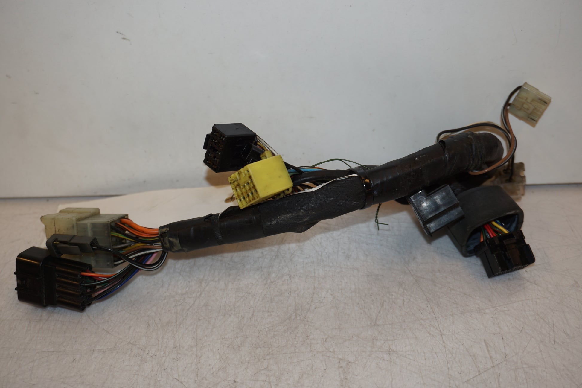 Höger sida på Kablage från en Suzuki SV 650 -1999 motorcykel.