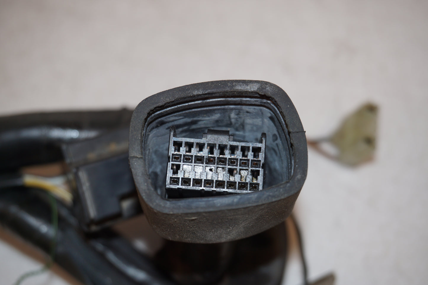 Snett nerifrån på Kablage från en Suzuki SV 650 -1999 motorcykel.