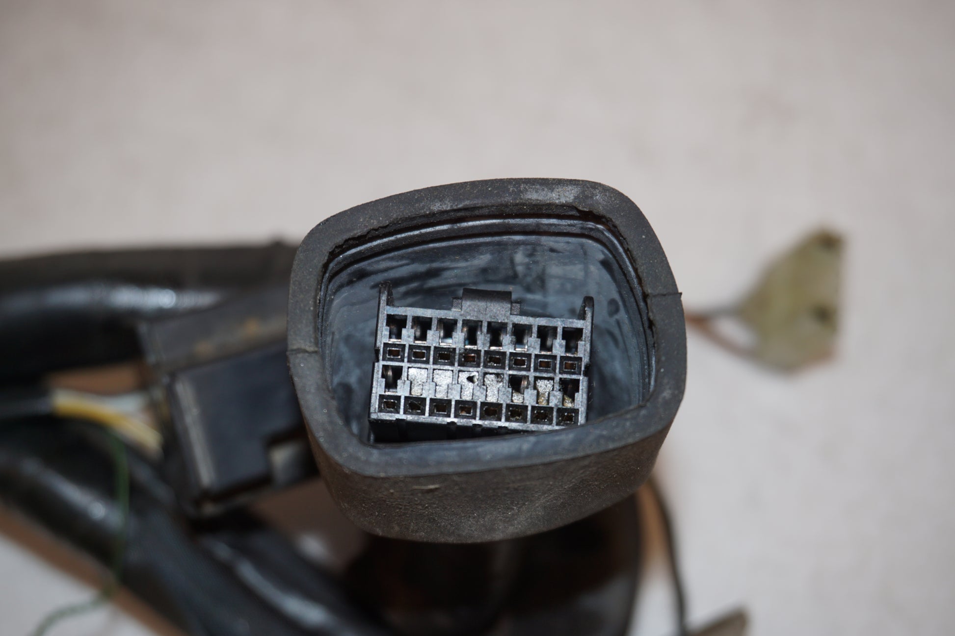 Snett nerifrån på Kablage från en Suzuki SV 650 -1999 motorcykel.