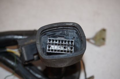 Snett nerifrån på Kablage från en Suzuki SV 650 -1999 motorcykel.